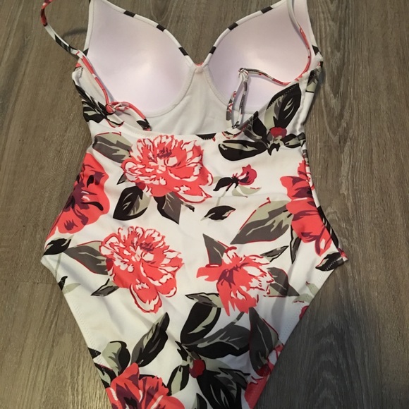 🎉HP🎉Beautiful One Piece White Floral Suit - Picture 3 of 7